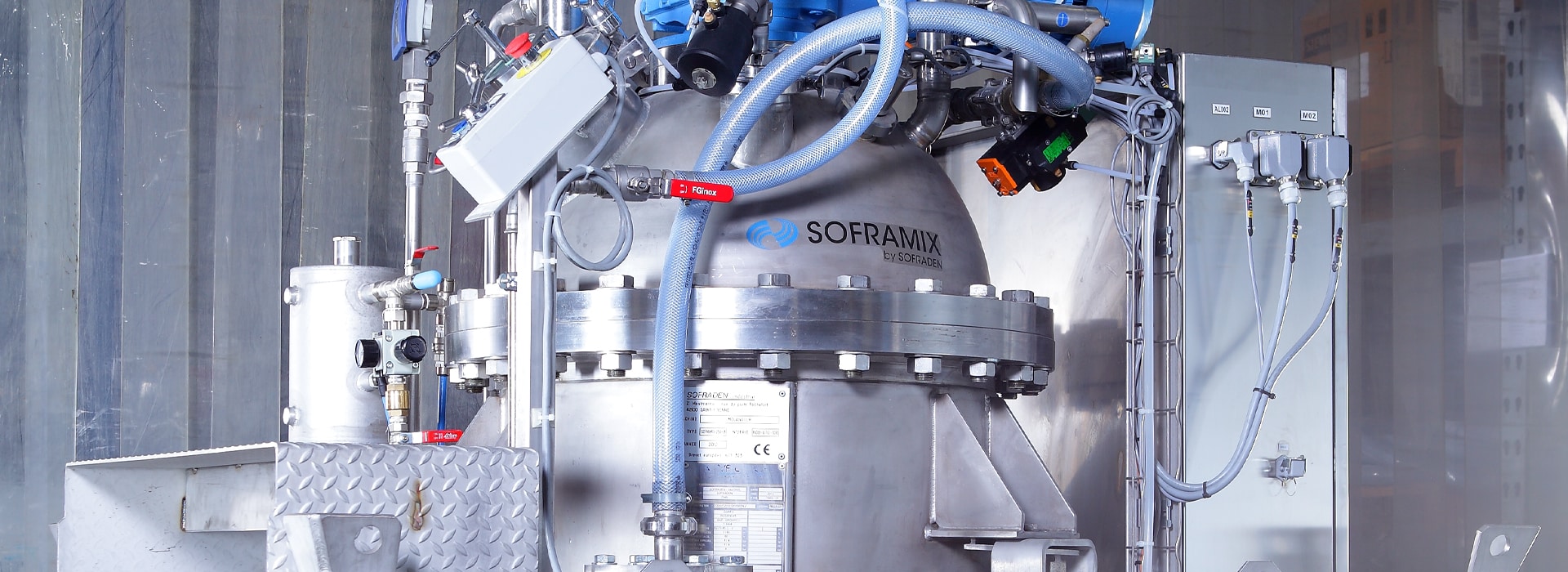 Photo d'un réacteur disperseur SOFRAMIX. Photo d'un mélangeur pour produits liquides et pâteux. C'est un mélangeur d'essai