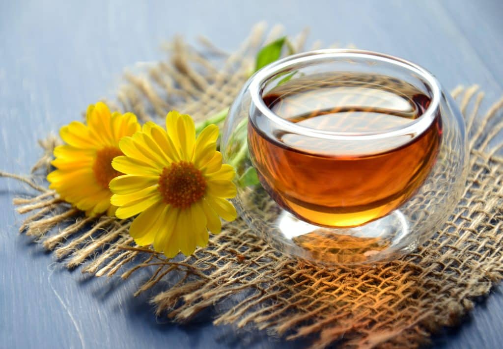Tasse de thé aromatisé, infusion de thé mélangé avec des mélangeurs de thé.